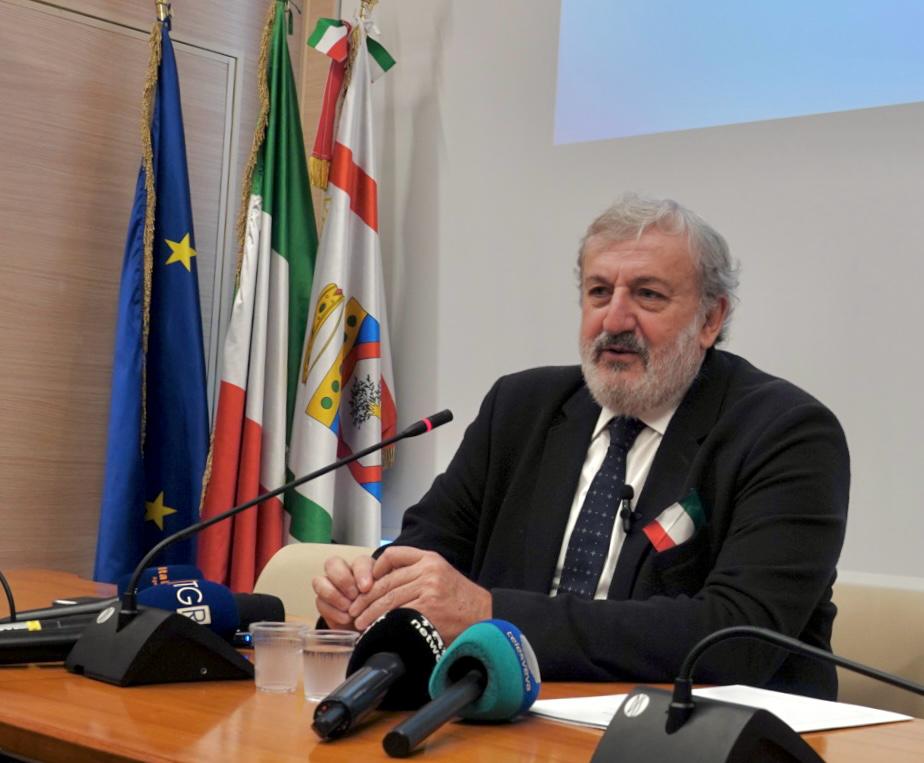 Galleria AUTONOMIA DIFFERENZIATA, IL PRESIDENTE EMILIANO: “UNA BELLA GIORNATA PER CHI HA DEDICATO LA SUA VITA ALLA REPUBBLICA” - Diapositiva 12 di 14