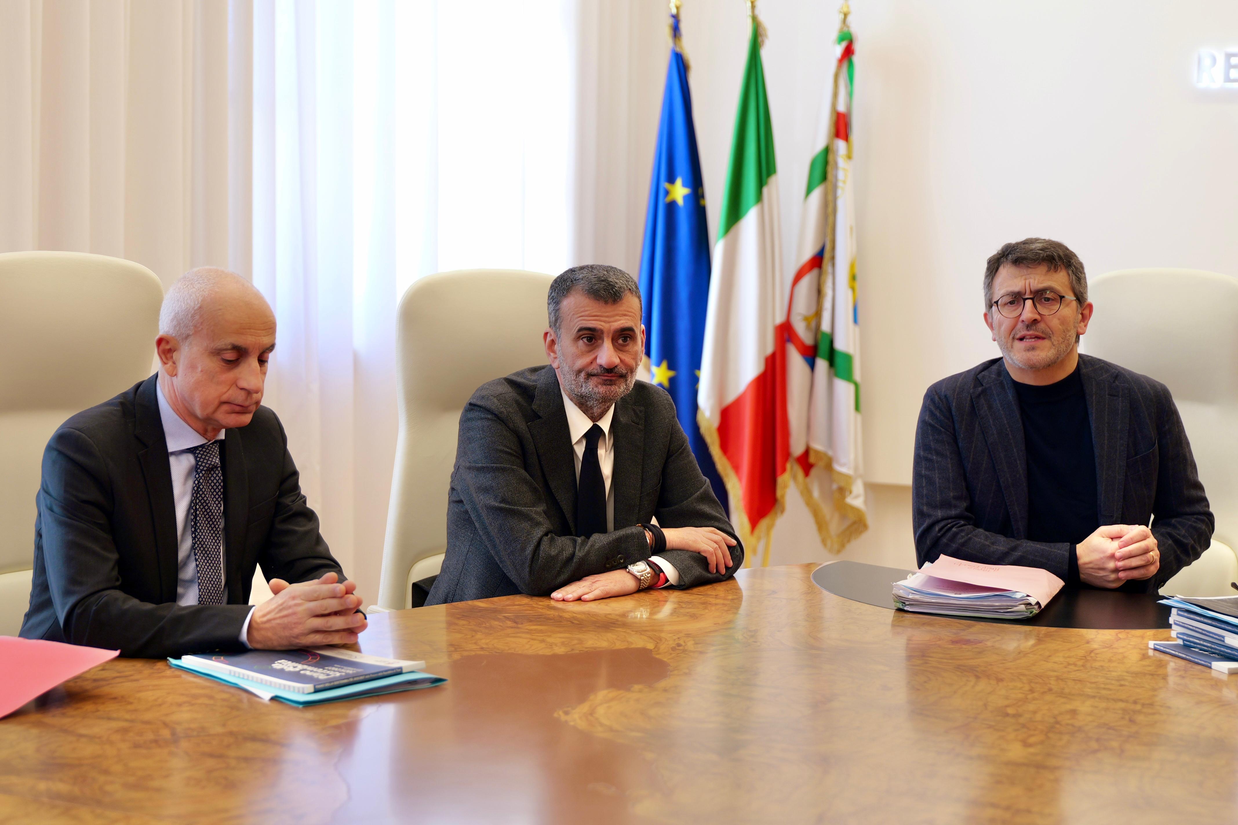 Galleria Tavolo regionale di contrasto all’abusivismo edilizio, presidente Decaro: “Regione al fianco dei Comuni. La legalità è una priorità e leva di sviluppo” - Diapositiva 6 di 7